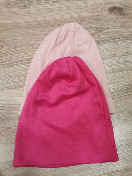 2 x uni dievčenské prechodné čiapky,