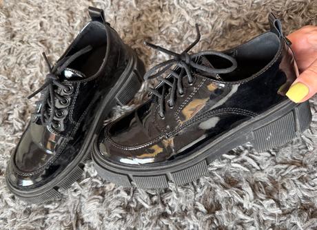 Lesklé mokasínky, 33