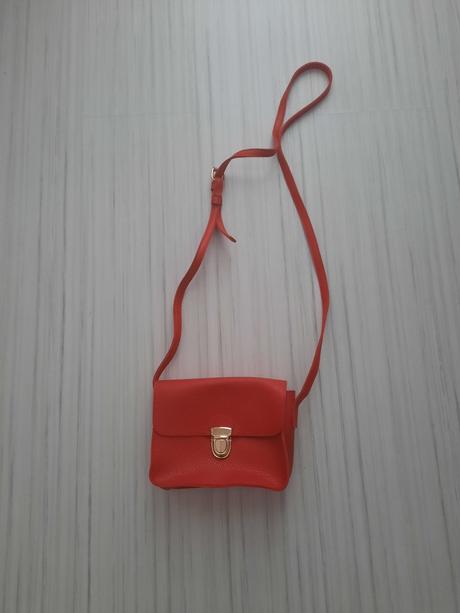 Červená kabelka, pepco