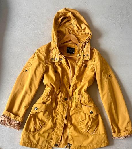Dámska žltá bunda s kapucňou, s