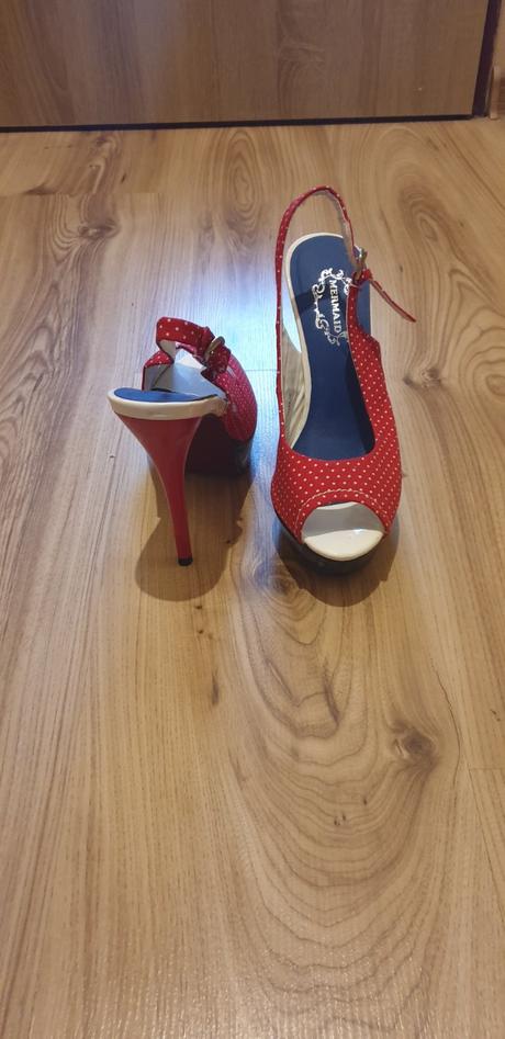 Červené bodkované sandálky, 36