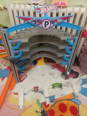 Hotwheels autogaraz/draha,