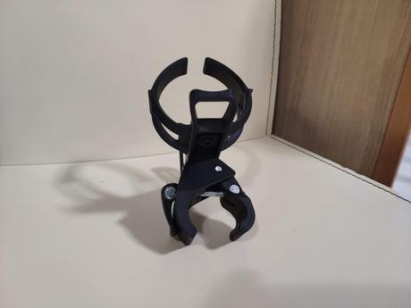 Drziak na flasku na kolobezku,