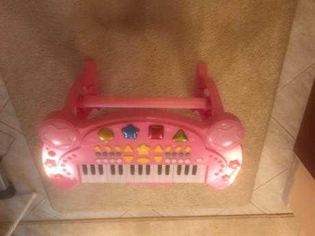 Ružový detský klavir,