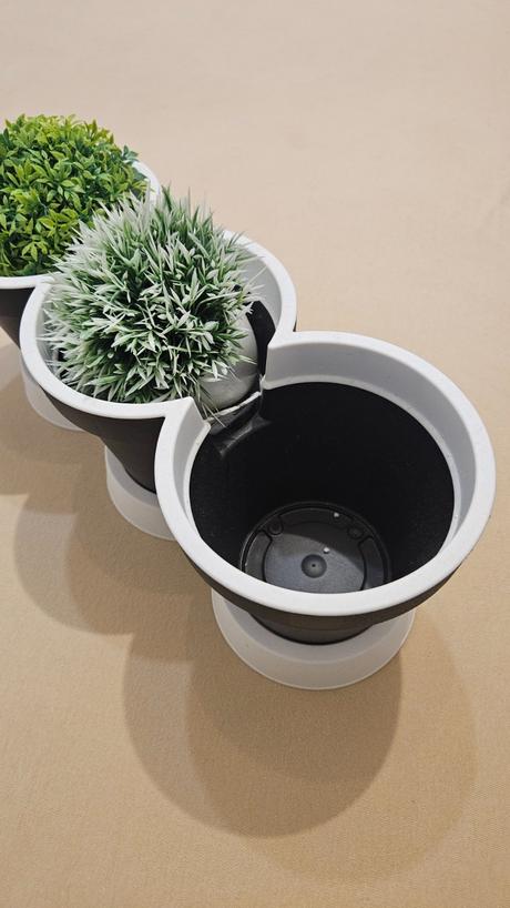 Kvetináč na bylinky, alebo umelé kvety, 