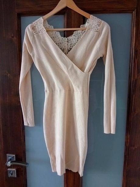 Krémové elastické šaty, 