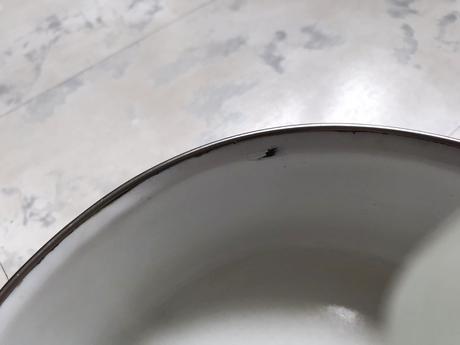 Smaltovaná miska s pokrievkou, 