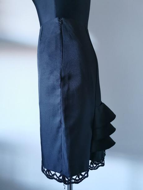 Elegantná čierna sukňa s volánmi a s čipkou, s