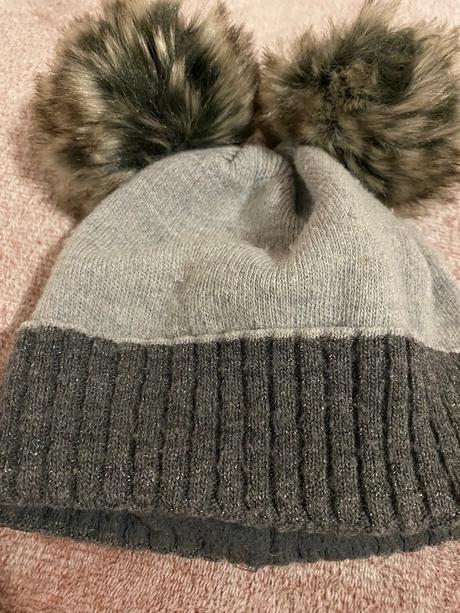 Ciapka s dvoma bombulami, 104