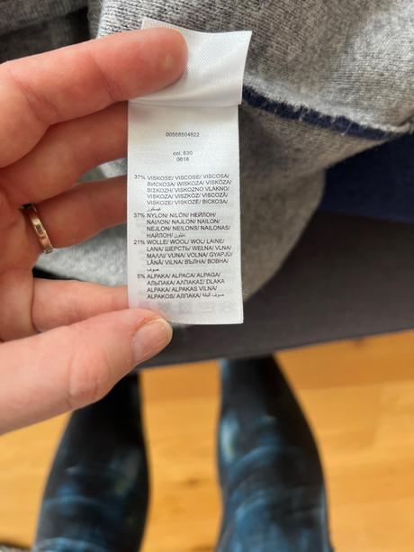 Tmavomodry svetrik so stojacikom christian berg, m