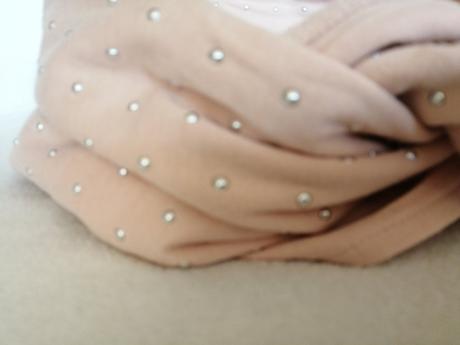 Pekný nákrčník so striebornými kamienkami, 