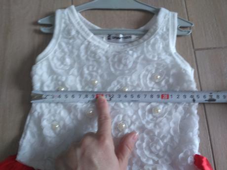 Slávnostné šaty s lupienkami, perličkami, 80