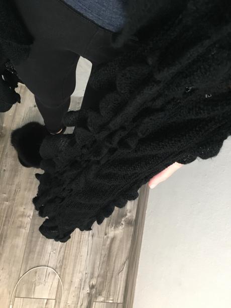 Čierny šál so zaujímavým vzorom, 