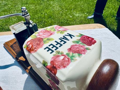 Starožitný porcelánový mlynček na kávu,