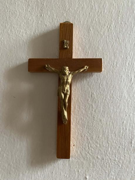 Drevený krížik na stenu,