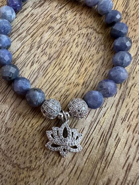 Náramok drahokam tanzanit brúsený s lotosom,