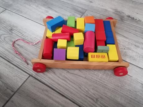 Drevené kocky s vozíkom,
