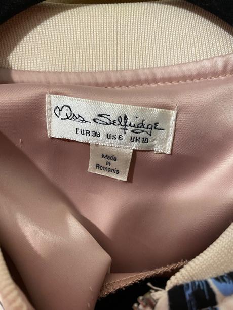 Prechodná bomberka, miss selfridge,m