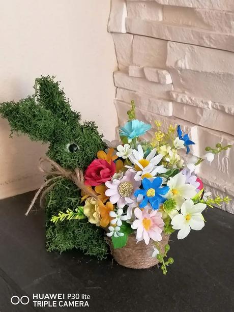 Jarný zajačik s kvietkami, 