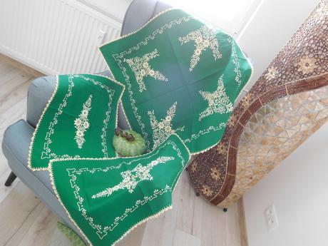 Smaragdovo zelený set obrusov ručne vyšívaný, 