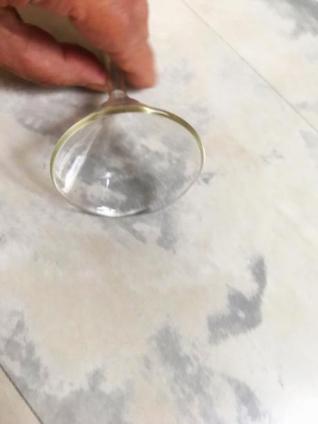 Sklenený malý laboratórny lievik, 