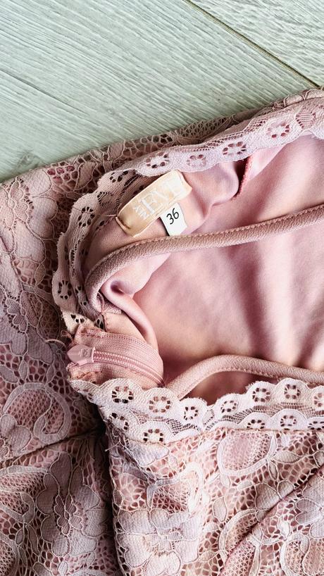 Priliehavé krajkové šaty eve, s