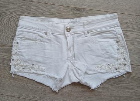 Biele sortky s perlickami, dromedar,l