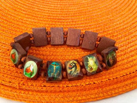 Drevený náramok s náboženskou tématikou,