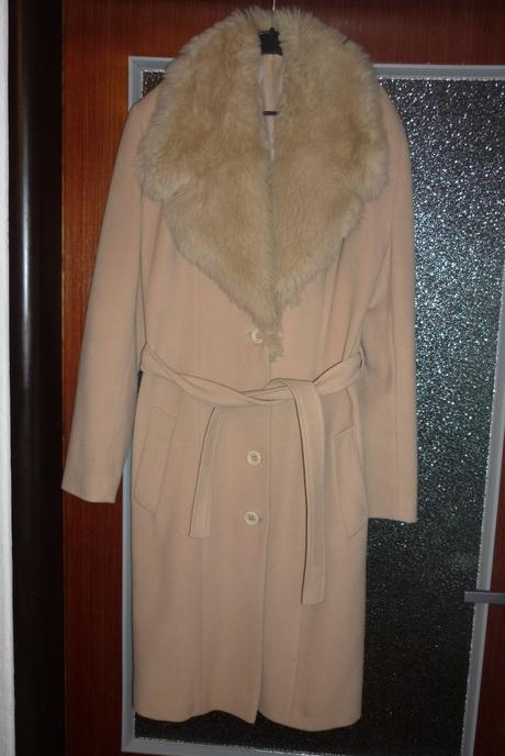 Krémový kabát, 38