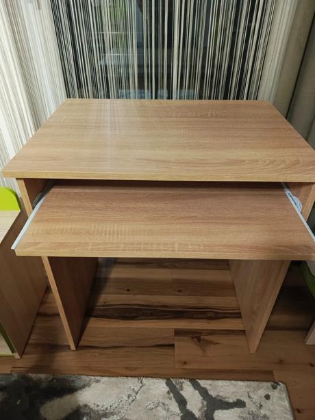 Pc stolík s vysuvnou doskou, 