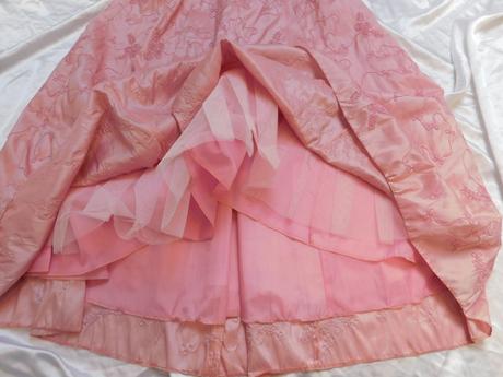 Pekne spolocenske saty, 36