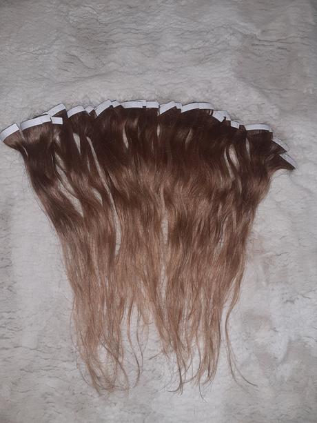 Tape in vlasy indicke pásky su už nalepené,