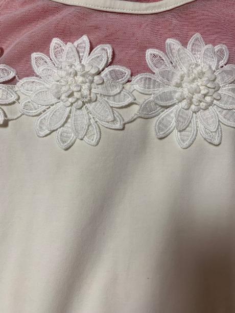 Top s aplikáciou kvetov s tylom a holými ramenami, m / s