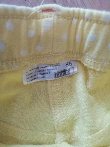 Žlté tepláčky, ergee,86