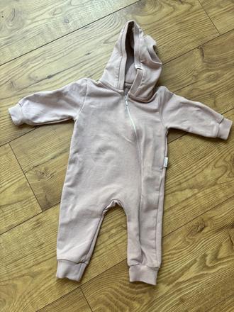 Rúžový overal, 62