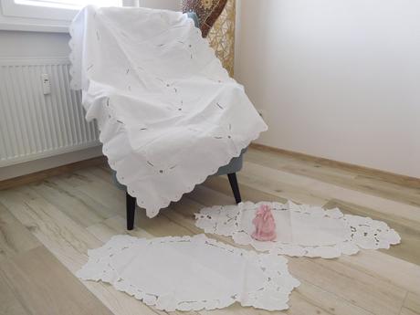 Obrus biely vyšívaný na stroji/menšie ručne vyšité,