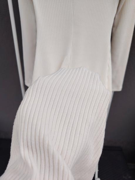 Béžové midi šaty so zlatou sponou, s