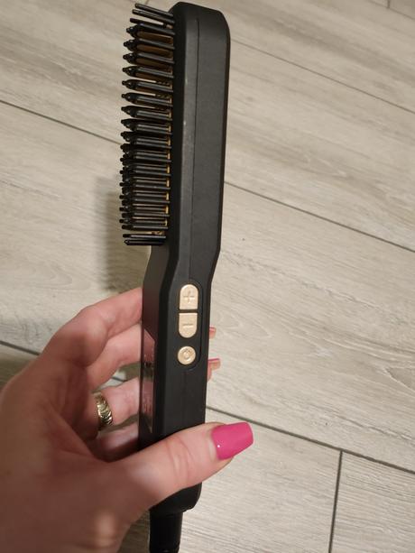 Žehliaca kefa s digitálnym displejom, 