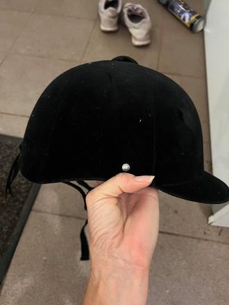 Fouganza zamatová jazdecká prilba vel.57,