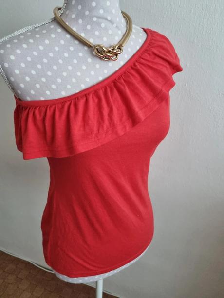 Červený top na jedno rameno s, s