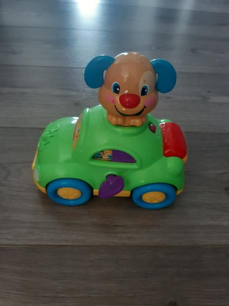 Macko v auticku fisher price,