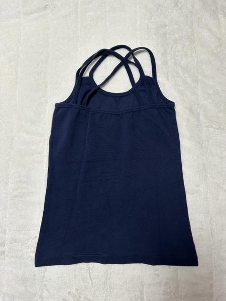 Tielko s prekríženými ramienkami a nápisom značky, m / s