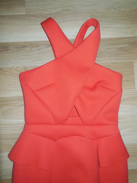 Červené spoločenské šaty, 34