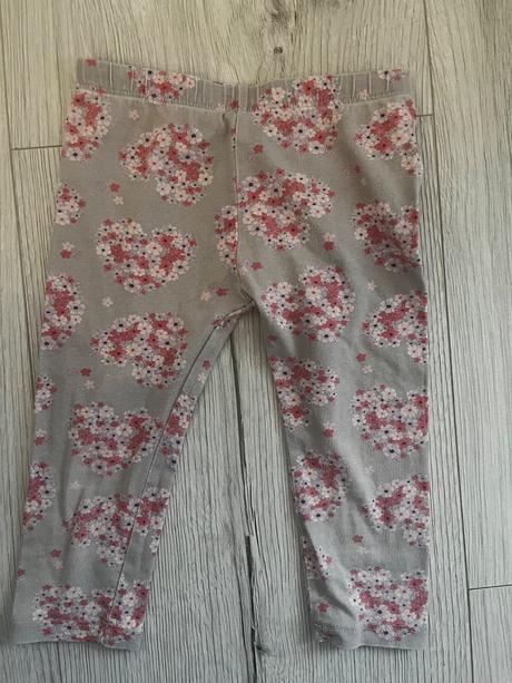 Sive leginy s ružovými kvietkami, 86