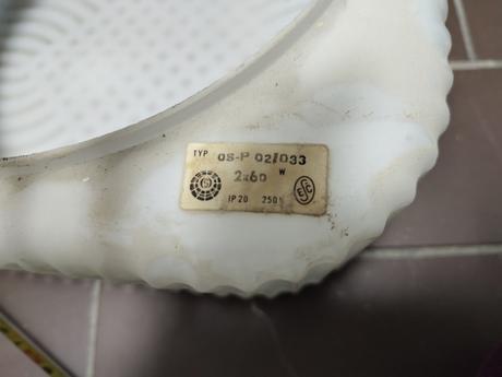 Kryt na retro lampu na strop a stenu,