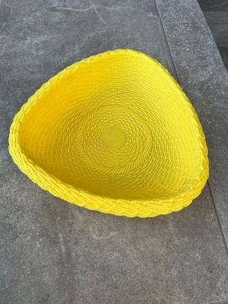 Žltý košík z plastu, 