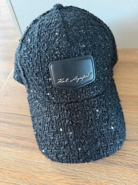 Karl lagerfeld tweed šiltovka s trblietkami,
