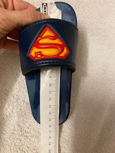 Šľapky superman, 23