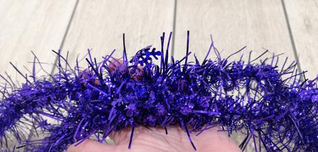 Fialové reťaze na stromček,