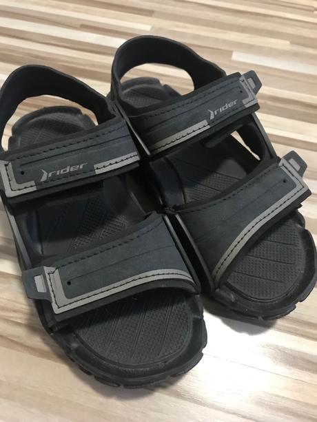 Čierne sandále, 31